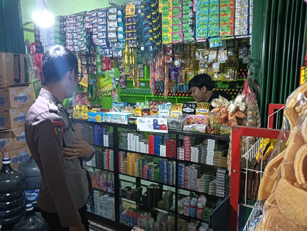 Polsek Mandalawangi Lakukan Pengecekan Harga Sembako di Pasar Tradisional 10 WhatsApp Image 2024 06 02 at 19.07.31