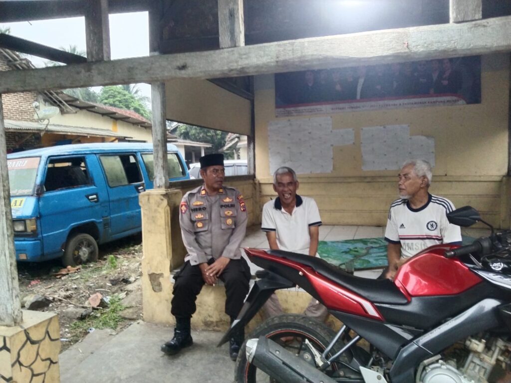 Kapolsek Menes Melaksanakan Patroli Dialogis dan Sambang Kepada Tokoh Masyarakat Desa Menes 9 WhatsApp Image 2024 06 02 at 19.32.36