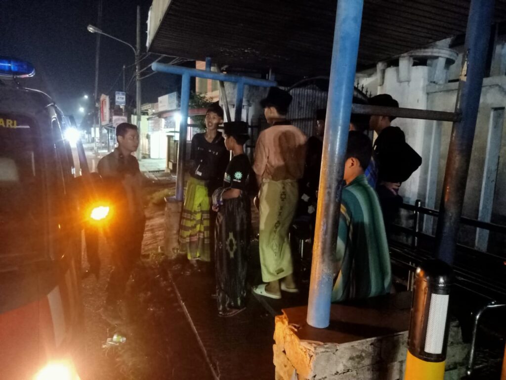 Anggota Polsek Cadasari Berikan Arahan kepada Pemuda yang Minta Tumpangan di Mobil Bak Terbuka 7 WhatsApp Image 2024 06 02 at 20.20.06