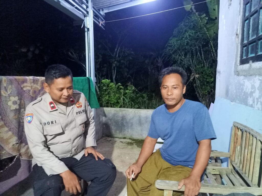 Kunjungan Kanit Binmas Polsek Cadasari Kepada Masyarakat untuk Ciptakan Keamanan Lingkungan 5 WhatsApp Image 2024 06 02 at 20.39.10