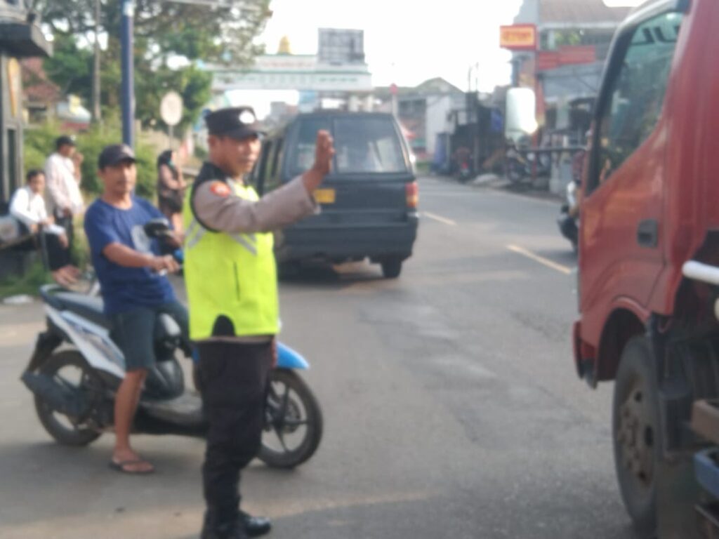 Polsek Cadasari Berikan Pelayanan Prima dengan Pengaturan Lalu Lintas di Sore Hari 4 WhatsApp Image 2024 06 02 at 20.46.14