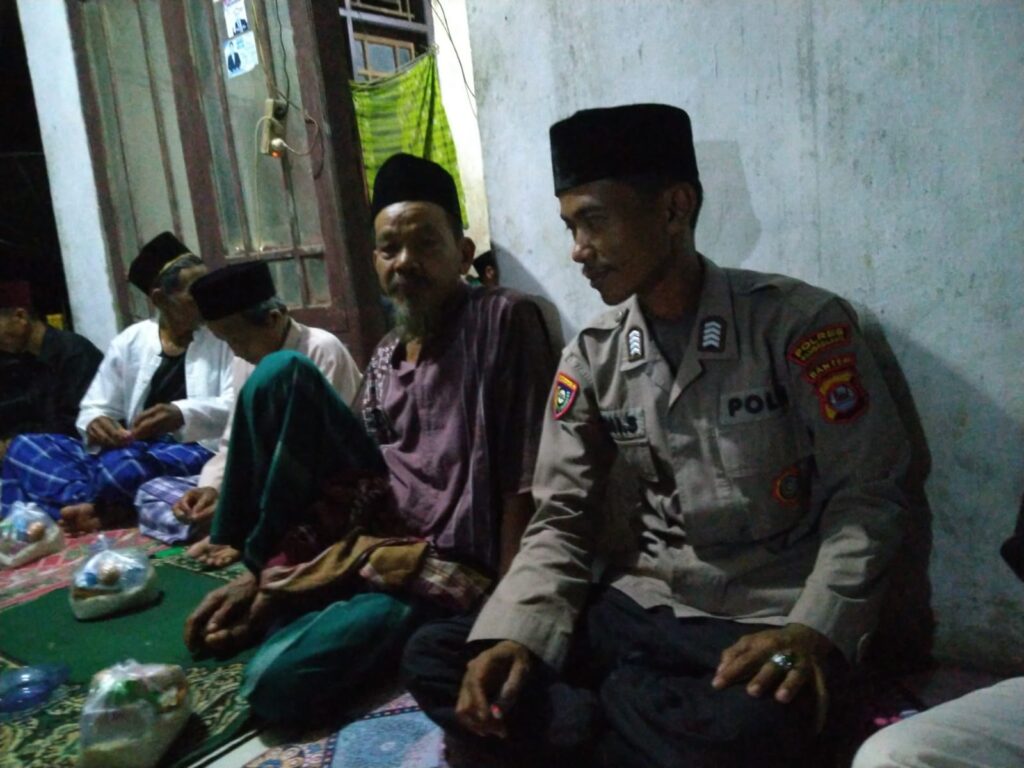 Kanit Binmas Polsek Angsana Polres Pandeglang Sambangi Tokoh Agama Desa Sumurlaban 2 WhatsApp Image 2024 06 02 at 21.41.55