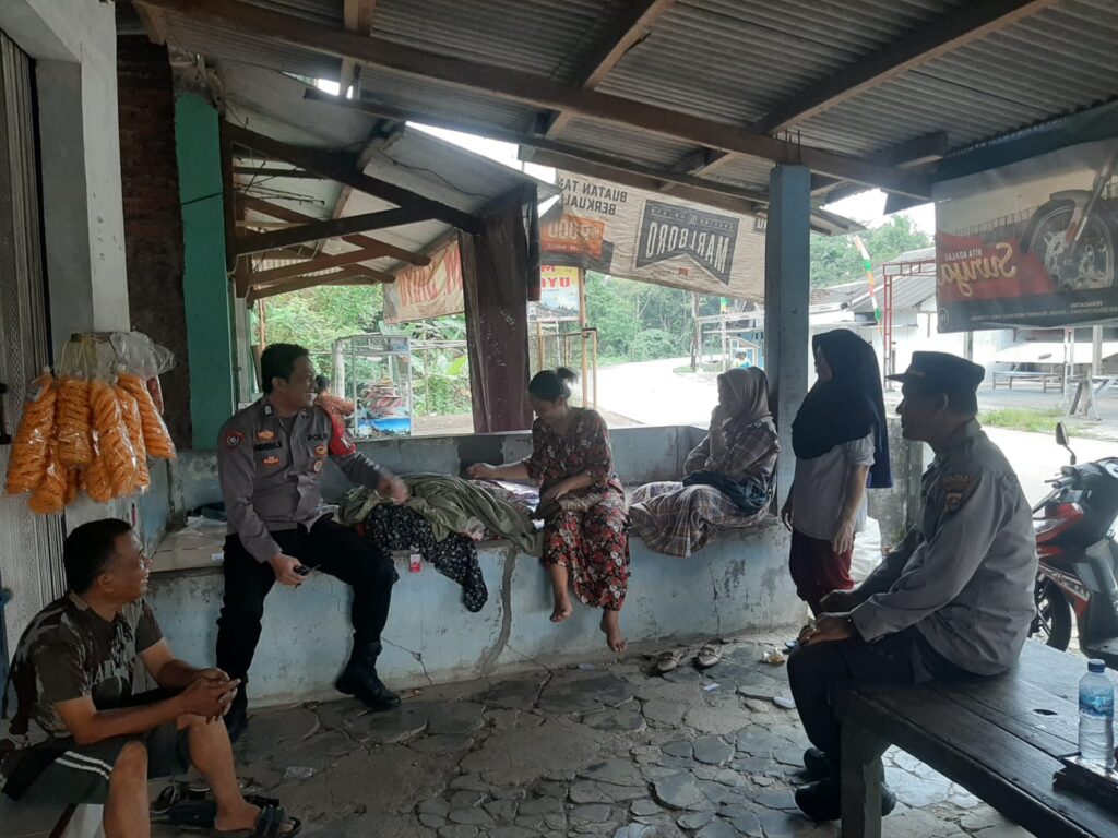 Dengan Penuh Semangat, Kapolsek Angsana Polres Pandeglang Sambangi Warga Kecamatan Angsana dan Sampaikan Pesan Kamtibmas 8 WhatsApp Image 2024 06 04 at 21.08.10