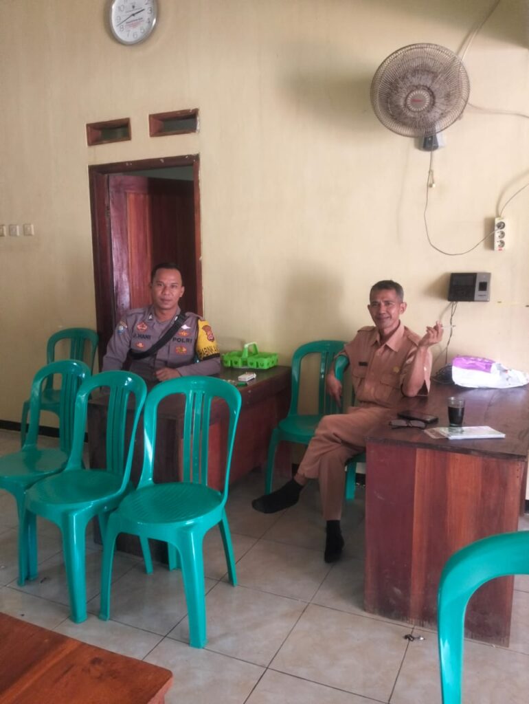 Bhabinkamtibmas Polsek Angsana Polres Pandeglang Sambangi Perangkat Desa Sumurlaban dan Ajak Warga Bersama-sama Jaga Kamtibmas 10 WhatsApp Image 2024 06 04 at 21.09.07