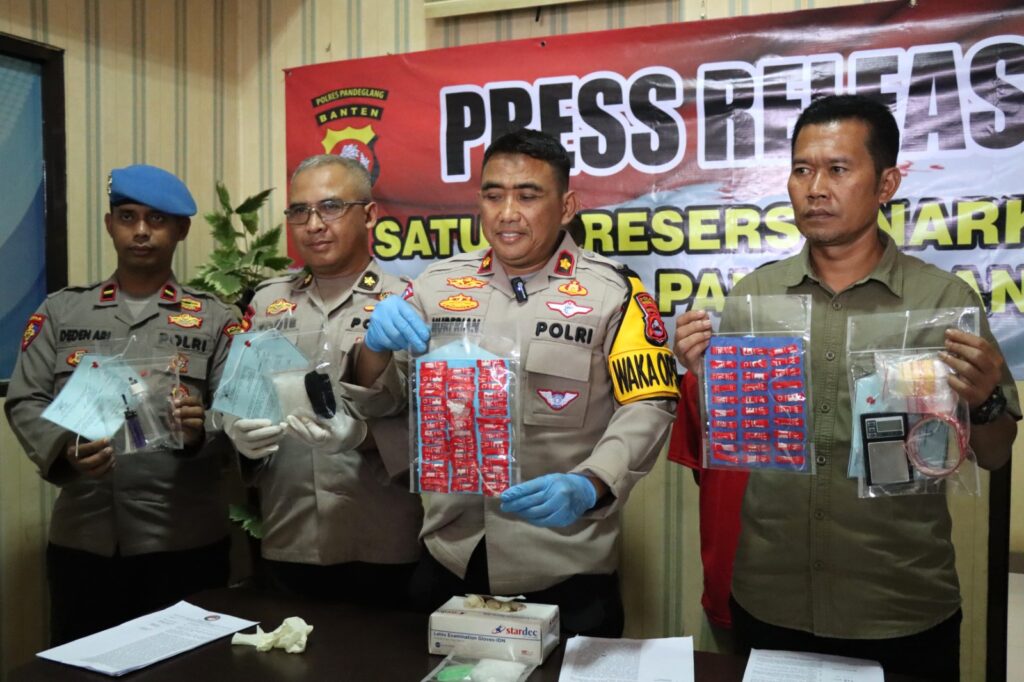 Polres Pandeglang Tangkap Dua Pengedar Narkoba Jenis Sabu-Sabu 10 WhatsApp Image 2024 06 05 at 13.44.18