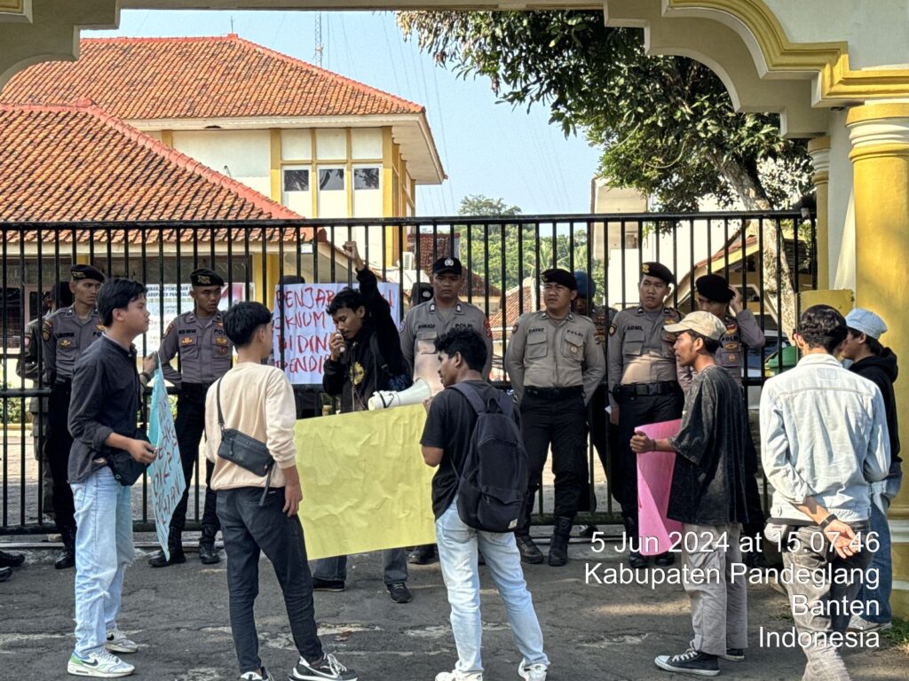 Sat Samapta Polres Pandeglang Berikan Pengamanan Humanis kepada Pengunjuk Rasa di Depan Kantor Dinas Pendidikan Kabupaten Pandeglang 6 WhatsApp Image 2024 06 05 at 20.09.05