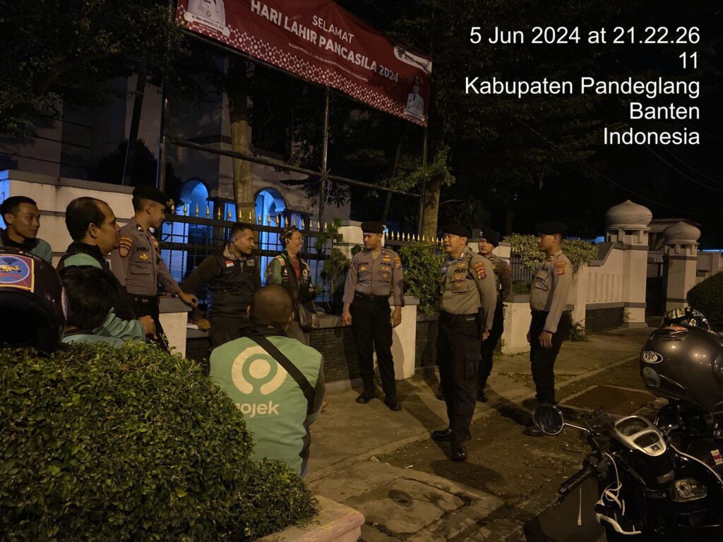 Sat Samapta Polres Pandeglang Gelar Patroli Dialogis di Sekitar Alun-Alun Pandeglang untuk Antisipasi Tindak Kriminal 4 WhatsApp Image 2024 06 06 at 05.23.38