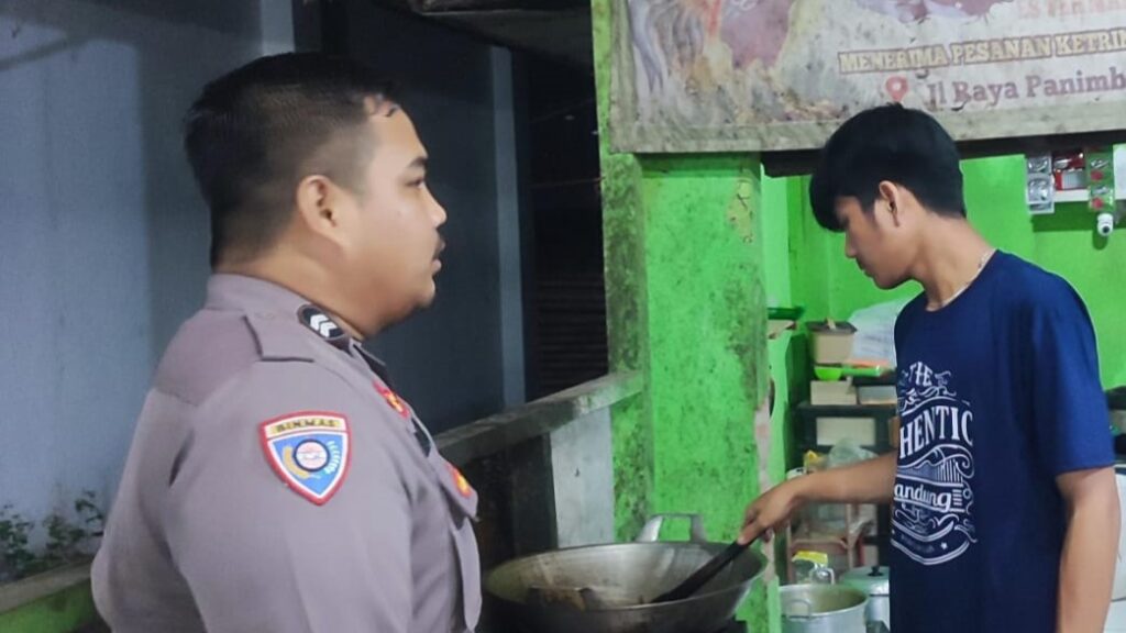 Sambangi Pedagang, Bhabinkamtibmas Polsek Angsana Polres Pandeglang Sampaikan Pesan Kamtibmas 1 WhatsApp Image 2024 06 06 at 06.05.37
