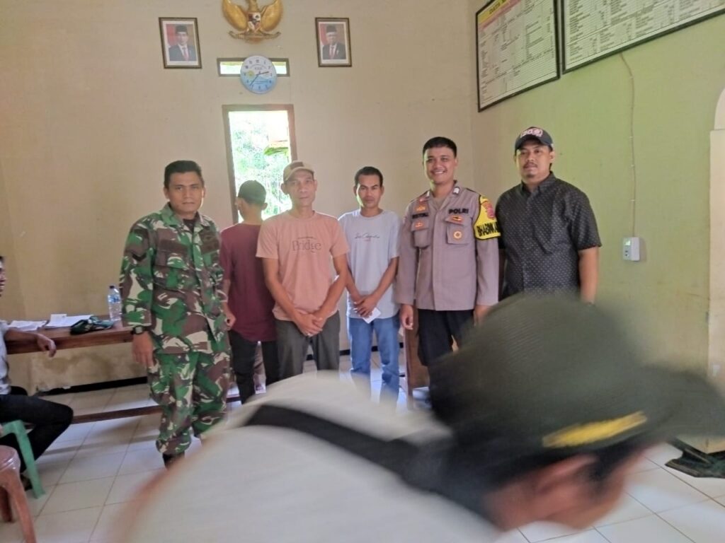 Bhabinkamtibmas Polsek Angsana Polres Pandeglang Brigadir Ruston Sambangi Perangkat Desa Angsana 2 WhatsApp Image 2024 06 06 at 06.06.15