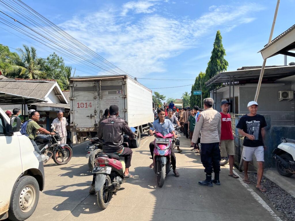 Personil Polsek Munjul Sigap Mengatur Lalulintas di Jalan Raya Munjul 2 WhatsApp Image 2024 06 13 at 16.14.52