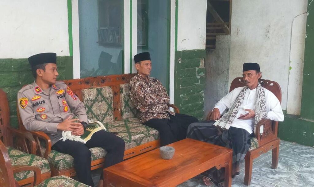 Kapolsek Saketi Silaturahmi dengan Ketua MUI Kecamatan Saketi untuk Jaga Harkamtibmas 5 WhatsApp Image 2024 06 13 at 18.53.58