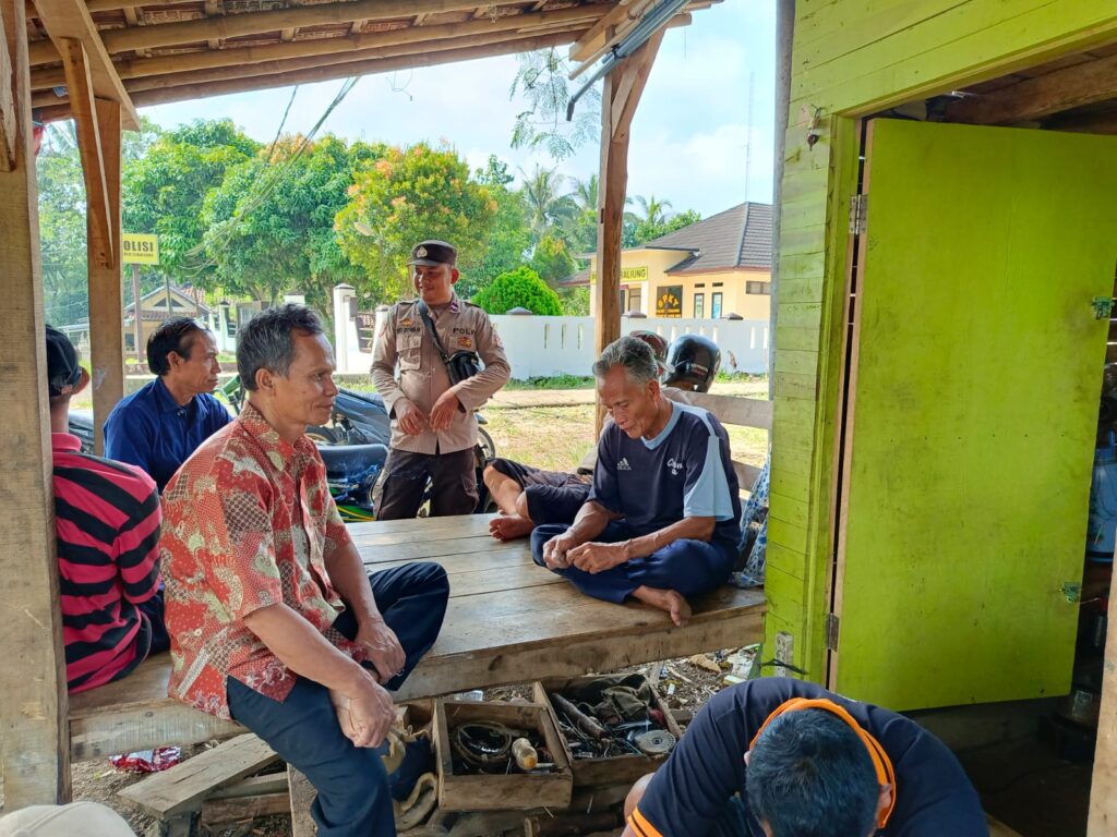 Polsek Cibaliung Sambangi Warga untuk Tingkatkan Keamanan dan Ketertiban 8 WhatsApp Image 2024 06 14 at 12.32.51