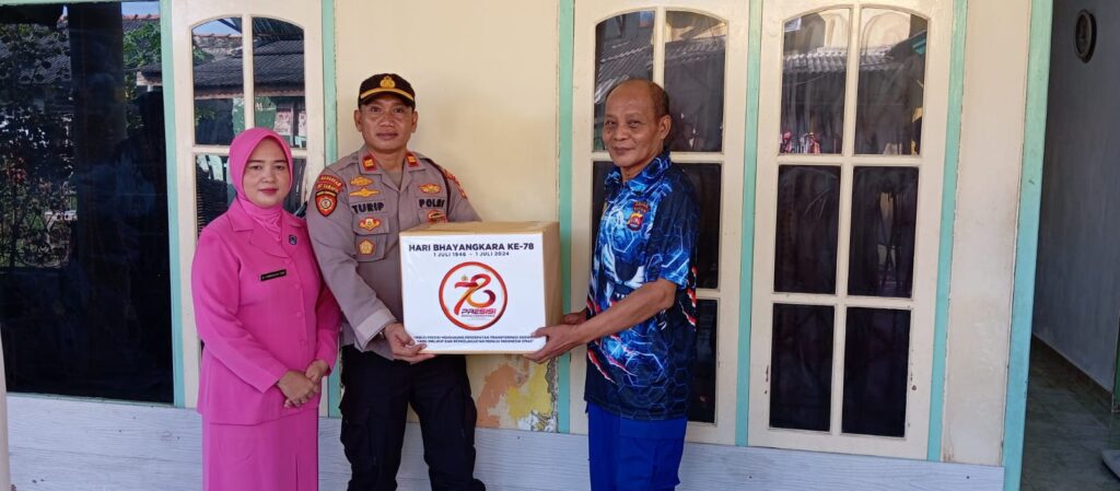 Giat Anjangsana Kapolsek Carita dan Ketua Ranting Bhayangkari Carita kepada Purnawirawan Polri 7 WhatsApp Image 2024 06 14 at 12.51.25