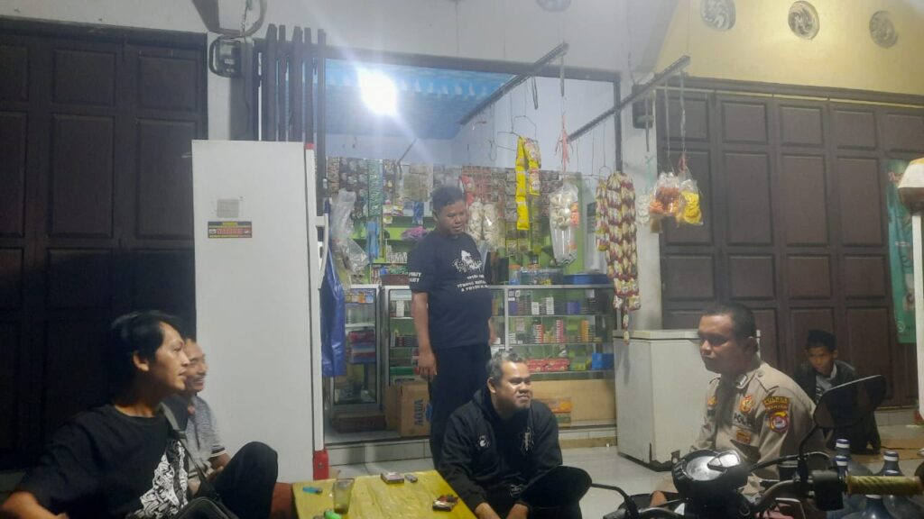 Polsek Menes Gelar Patroli Malam dan Sambang Warung, Tingkatkan Keamanan dan Ketertiban Masyarakat 5 WhatsApp Image 2024 06 14 at 13.36.04