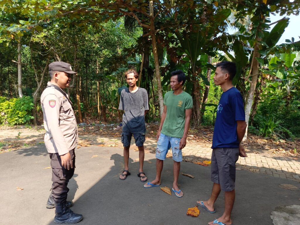 Polsek Cibaliung Sambangi Warga untuk Tingkatkan Keamanan dan Ketertiban 4 WhatsApp Image 2024 06 14 at 13.40.44