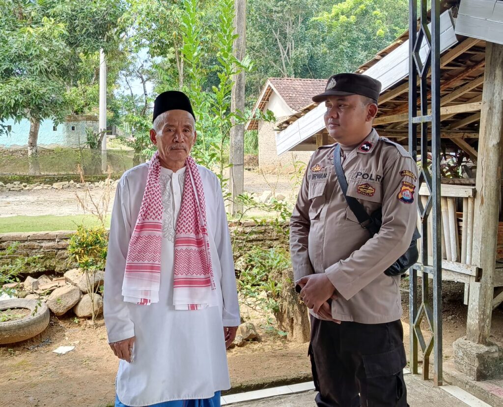 Polsek Cibaliung Sambangi Ponpes AL-ANSOR untuk Silaturahmi dan Sambang 3 WhatsApp Image 2024 06 14 at 13.44.34