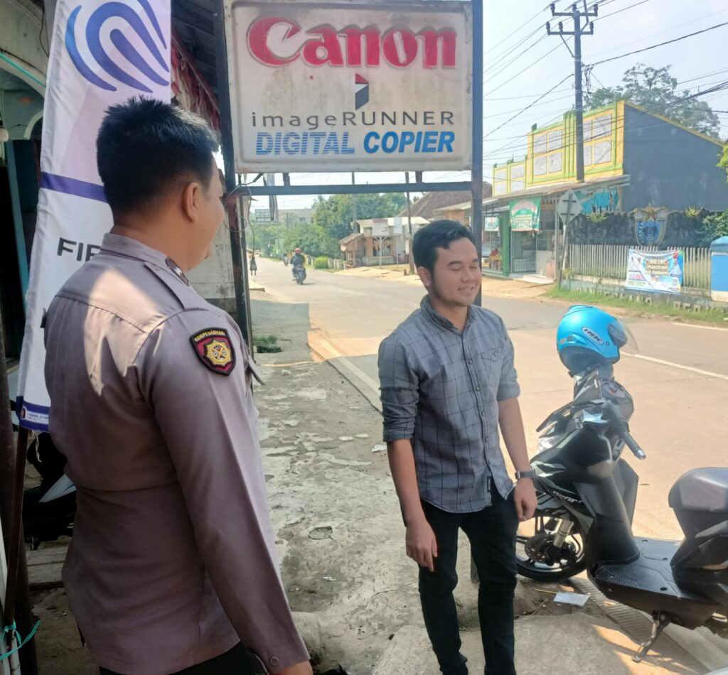 Personil Polsek Bojong Polres Pandeglang Laksanakan Sambang Siang Hari di Desa Binaan 9 WhatsApp Image 2024 06 14 at 13.48.28