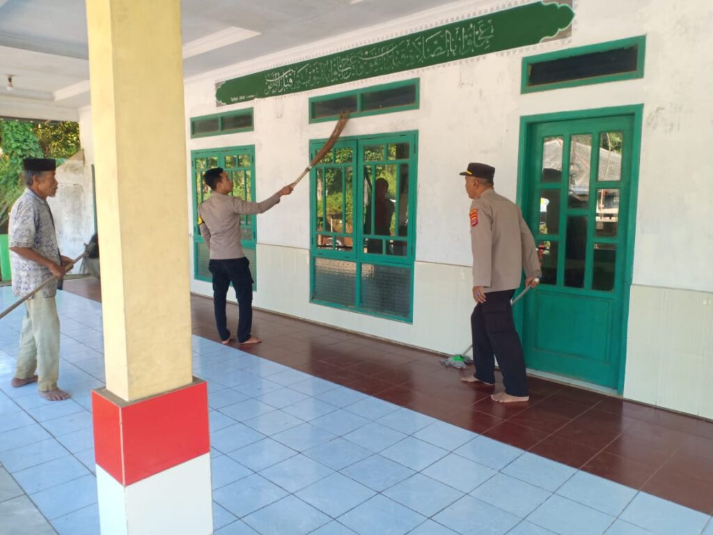 Anggota Polsek Mandalawangi Laksanakan Kegiatan Bersih-Bersih Mushola di Desa Mandalawangi 10 WhatsApp Image 2024 06 14 at 14.02.17