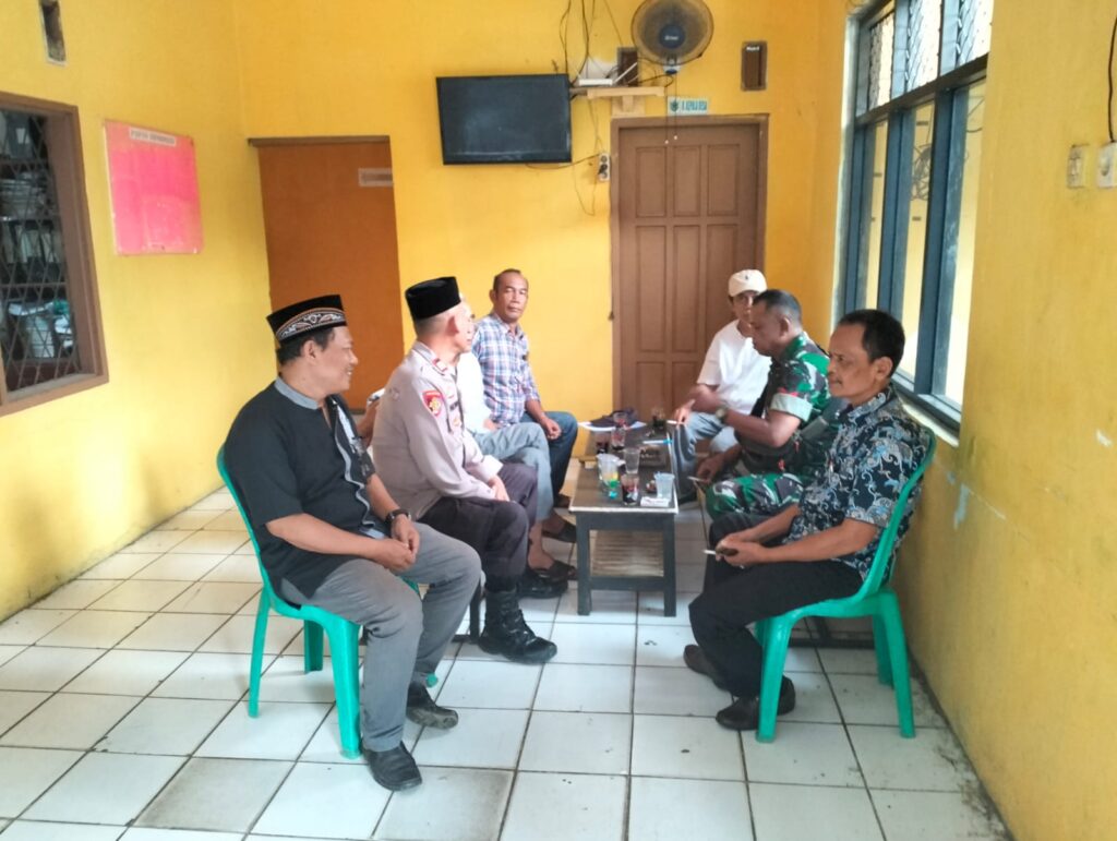 Kapolsek Menes Sambangi Balai Desa Menes, Jalin Silaturahmi dan Sampaikan Himbauan Kamtibmas 9 WhatsApp Image 2024 06 14 at 14.05.11