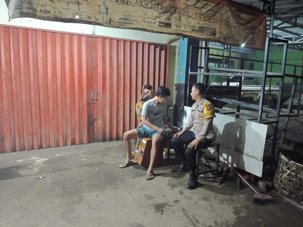 Polsek Menes Gelar Patroli Dialogis Malam Hari, Berikan Himbauan Kamtibmas kepada Pemuda 8 WhatsApp Image 2024 06 14 at 14.08.51