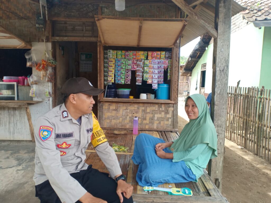 Bripka Erik Firmansyah Bhabinkamtibmas Polsek Sumur Polres Pandeglang Silaturahmi dengan Warga Desa Tunggaljaya 7 WhatsApp Image 2024 06 14 at 14.34.23