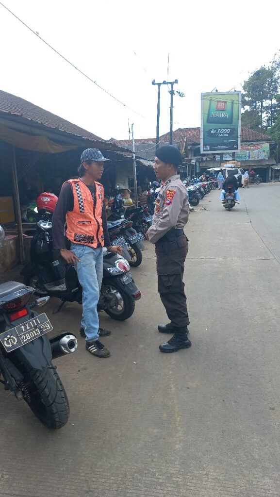 Beri Rasa Aman dan Cegah Gangguan Kamtibmas, Personel Unit Samapta Polsek Saketi Gelar Patroli di Pasar Saketi 6 WhatsApp Image 2024 06 14 at 14.59.48