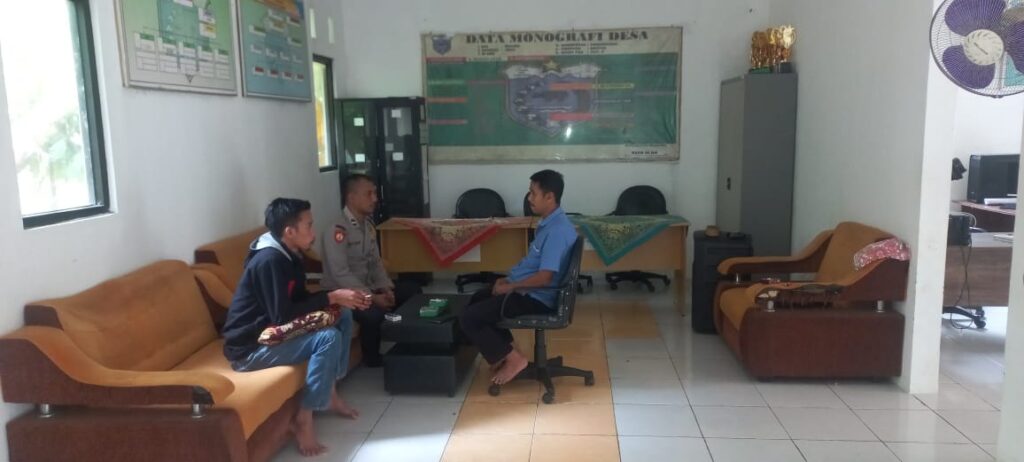 Unit Samapta Polsek Saketi Sambangi Kantor Desa Saketi untuk Jalin Silaturahmi dan Berikan Himbauan Kamtibmas 5 WhatsApp Image 2024 06 14 at 14.59.57