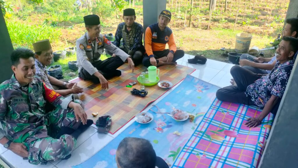 Polsek Munjul Polres Pandeglang Laksanakan Kegiatan "Jumat Curhat" untuk Mendengarkan Keluh Kesah Masyarakat 3 WhatsApp Image 2024 06 14 at 15.37.53