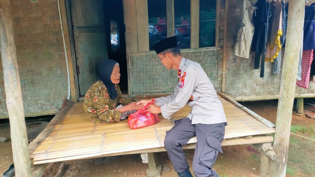 Polsek Munjul Polres Pandeglang Berikan Bantuan Kepada Masyarakat Kurang Mampu, Khususnya Lansia 2 WhatsApp Image 2024 06 14 at 16.39.53