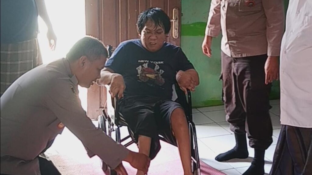 Polsek Pagelaran Polres Pandeglang Berikan Bantuan Kepada Penyandang Disabilitas Dalam Rangka Peringatan HUT Bhayangkara ke-78 1 WhatsApp Image 2024 06 14 at 18.29.39