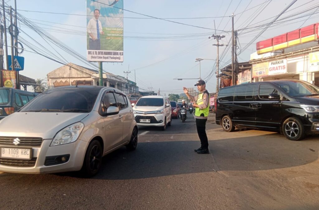 Anggota Polsek Cadasari Laksanakan Gatur Pagi di Depan Pasar 7 WhatsApp Image 2024 06 15 at 08.06.03