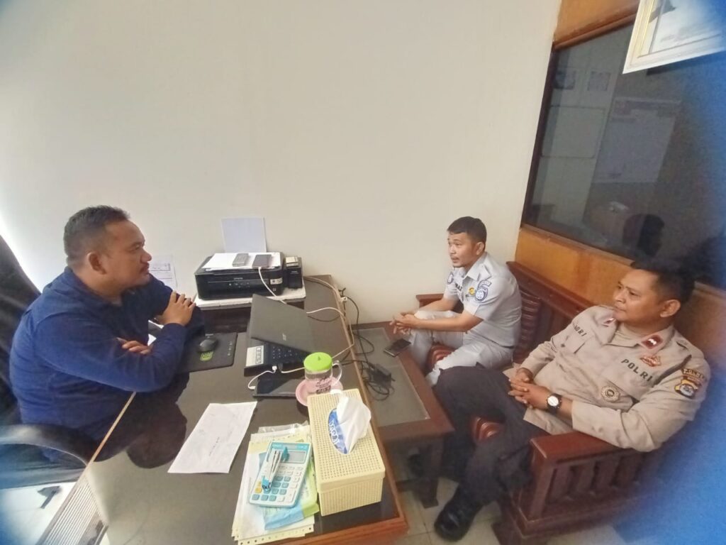 Kanit Binmas Polsek Cadasari Melaksanakan Sambang ke PT MJP di Karangtanjung 6 WhatsApp Image 2024 06 15 at 08.06.26