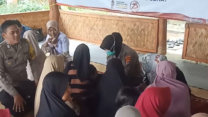 Bhabinkamtibmas Polsek Cadasari Dampingi Dokes Polres Pandeglang dalam Bakti Kesehatan di Ponpes Riyadul Mubtadin 4 WhatsApp Image 2024 06 15 at 08.07.18