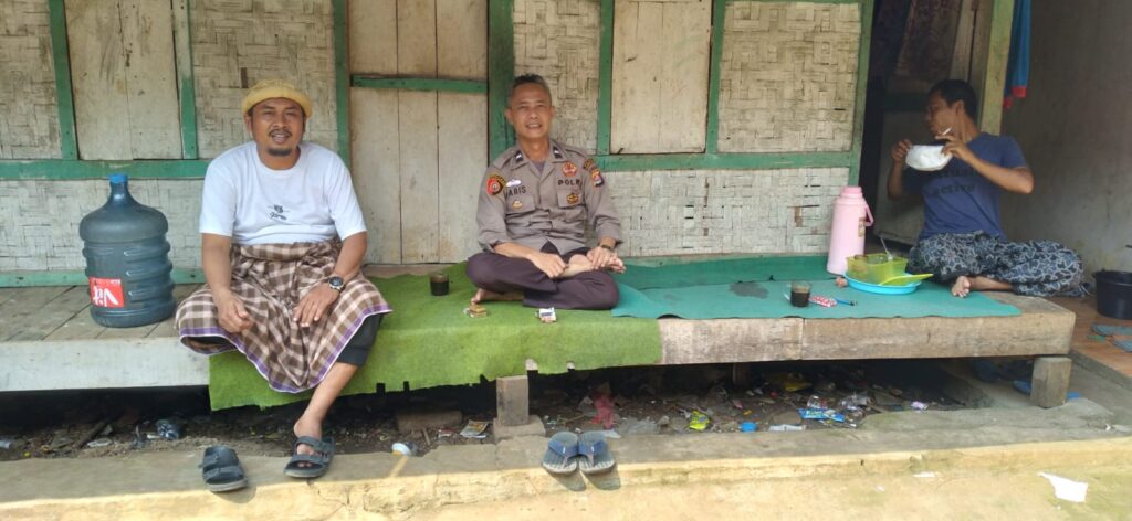 Bhabinkamtibmas Polsek Cadasari Aipda Ibnu Haris Melaksanakan Silaturahmi di Ponpes Darul Athfal 3 WhatsApp Image 2024 06 15 at 08.07.37