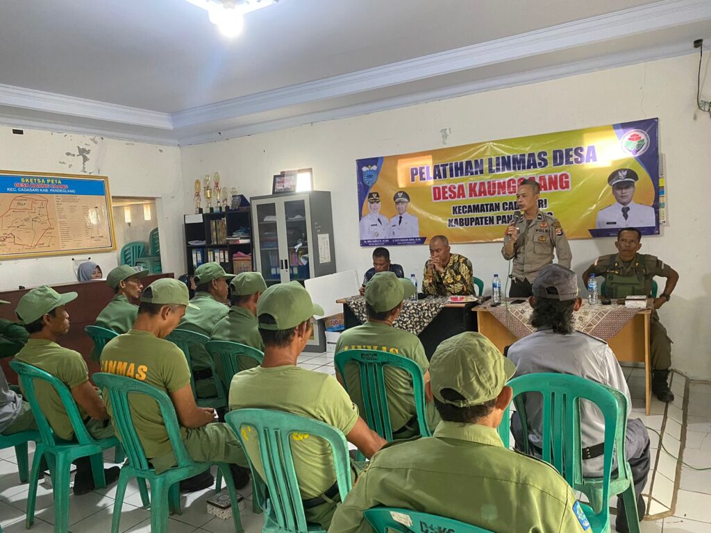 Bhabinkamtibmas Polsek Cadasari Aipda Ibnu Haris, Berikan Bimbingan Teknis kepada Linmas Desa Kaungcaang 2 WhatsApp Image 2024 06 15 at 08.07.59