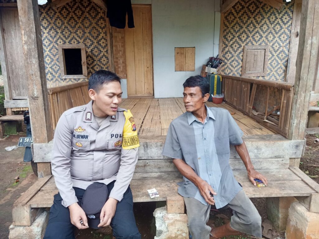 Bhabinkamtibmas Polsek Cadasari Sambangi Warga di Kampung Badengong 1 WhatsApp Image 2024 06 15 at 08.08.16