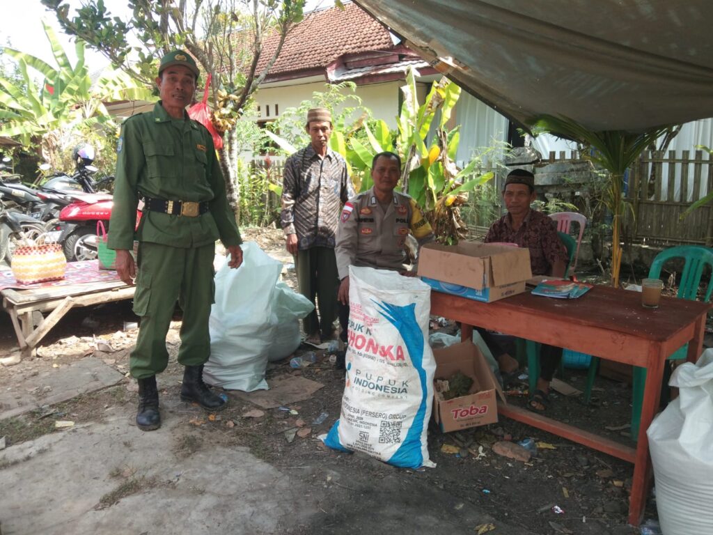 Bhabinkamtibmas Polsek Cikeusik: Kuatkan Sinergitas dengan Tokoh Agama di Desa Binaan 9 WhatsApp Image 2024 06 15 at 18.03.57