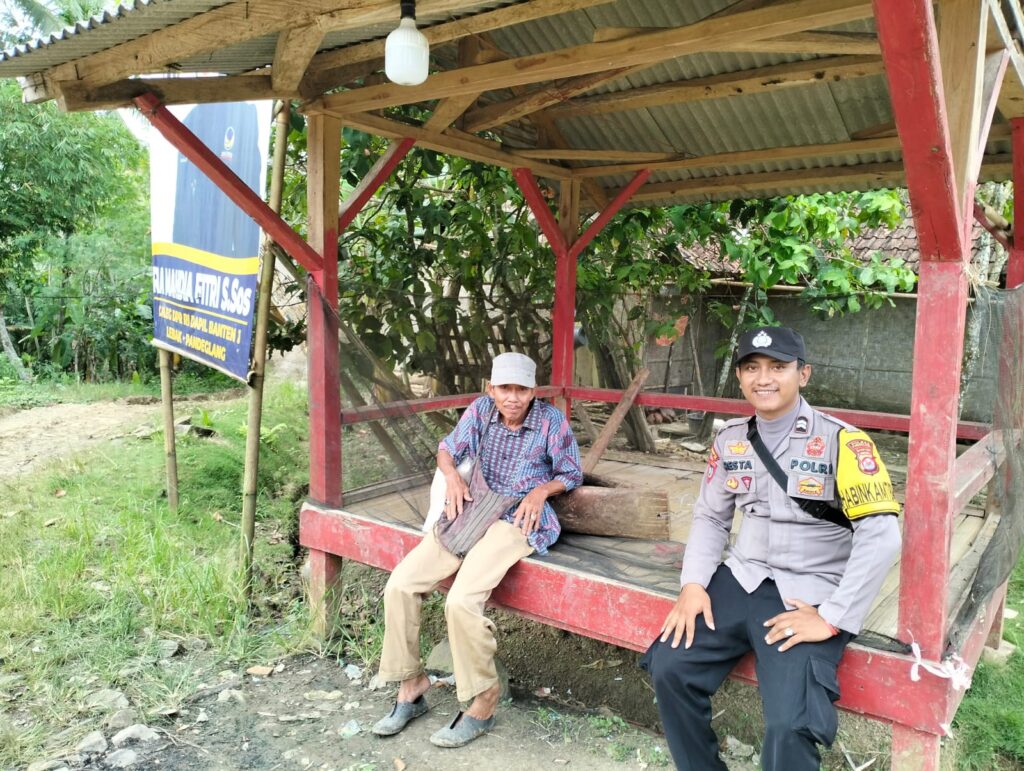Bhabinkamtibmas Polsek Cikeusik Terjun ke Masyarakat Desa Leuwibalang 8 WhatsApp Image 2024 06 15 at 18.04.14