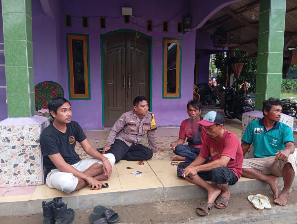 Ciptakan Kamtibmas di Desa Binaan, Bhabinkamtibmas Polsek Patia Keliling Sambangi Warga 6 WhatsApp Image 2024 06 15 at 18.54.11