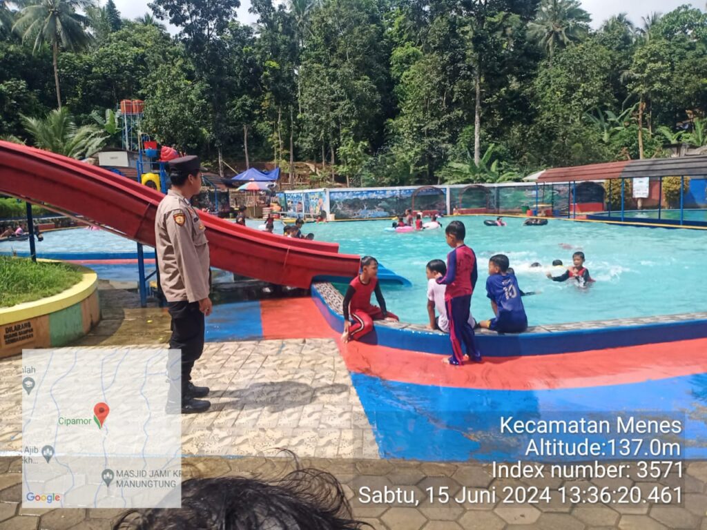 Polsek Menes Jaga Keamanan Pengunjung Kolam Renang di Liburan Akhir Pekan 5 WhatsApp Image 2024 06 15 at 19.01.53