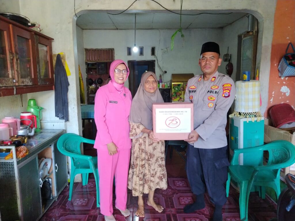 Kapolsek Menes Melaksanakan Anjangsana dan Bansos Kepada Warakawuri Polri di Menes 4 WhatsApp Image 2024 06 15 at 19.08.23