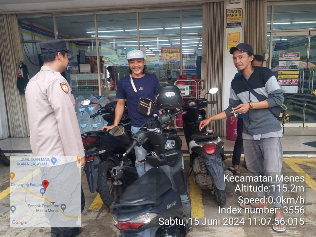 Bhabinkamtibmas Polsek Menes Berikan Arahan Kepada Petugas Parkir Indomart 3 WhatsApp Image 2024 06 15 at 19.10.06