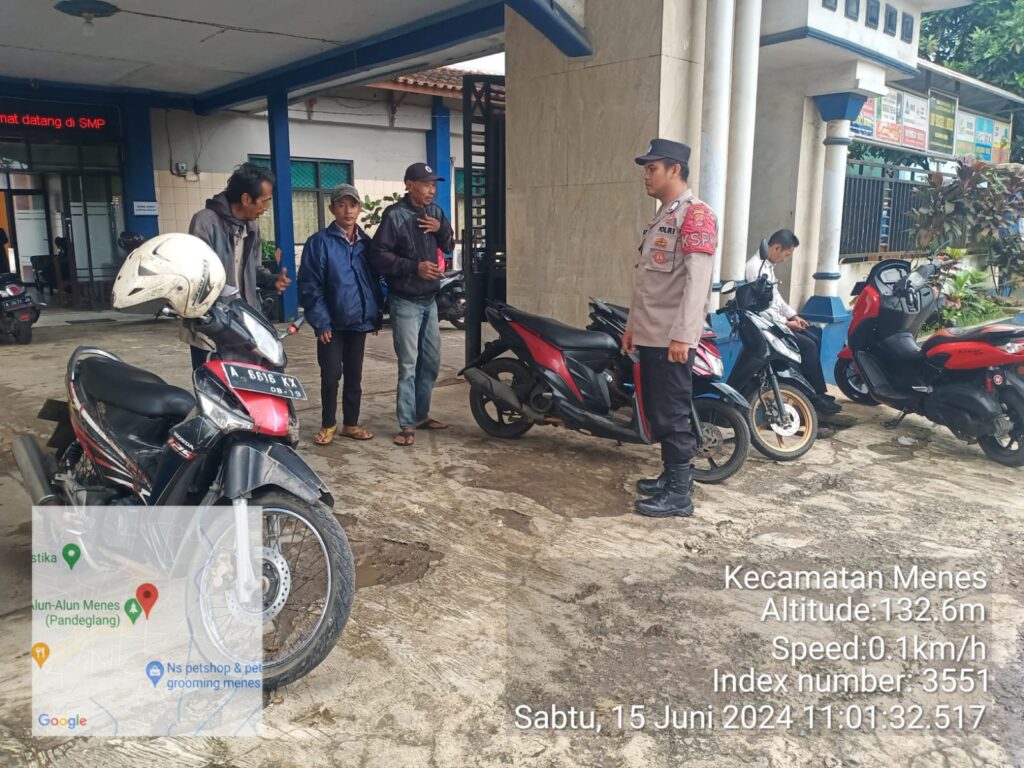 Polsek Menes Polres Pandeglang Gelar Patroli dan Himbauan Lalu Lintas kepada Tukang Ojek di Depan SMPN 1 Menes 2 WhatsApp Image 2024 06 15 at 19.14.03