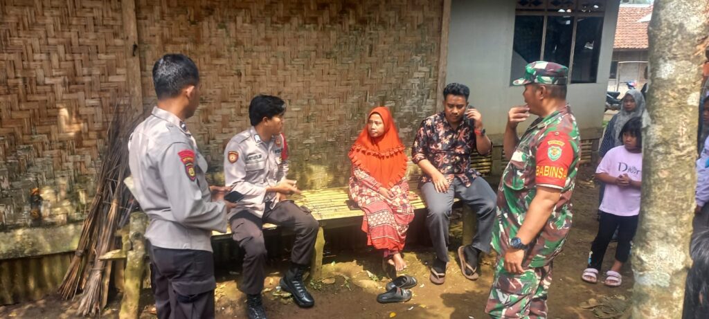 Polsek Saketi Bersinergi dengan Koramil Saketi Guna Ciptakan Kondusifitas Wilayah 9 WhatsApp Image 2024 06 15 at 19.44.57