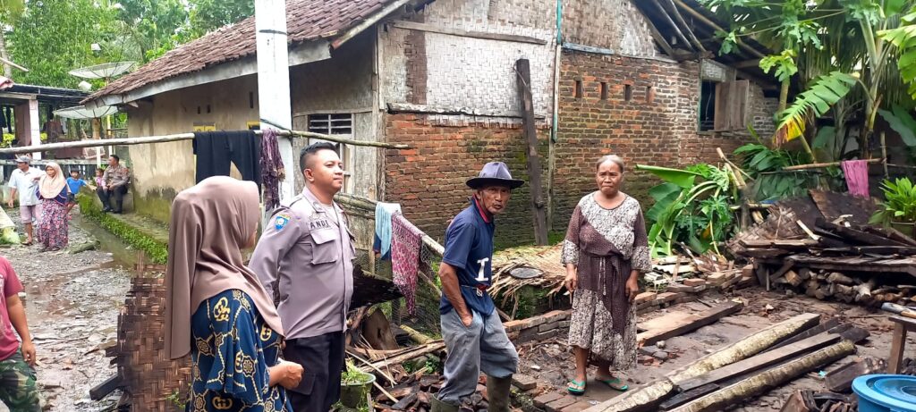 Patroli Dialogis Anggota Polsek Picung Tingkatkan partisipasi Masyarakat Terhadap Kamtibmas 4 WhatsApp Image 2024 06 16 at 07.24.03