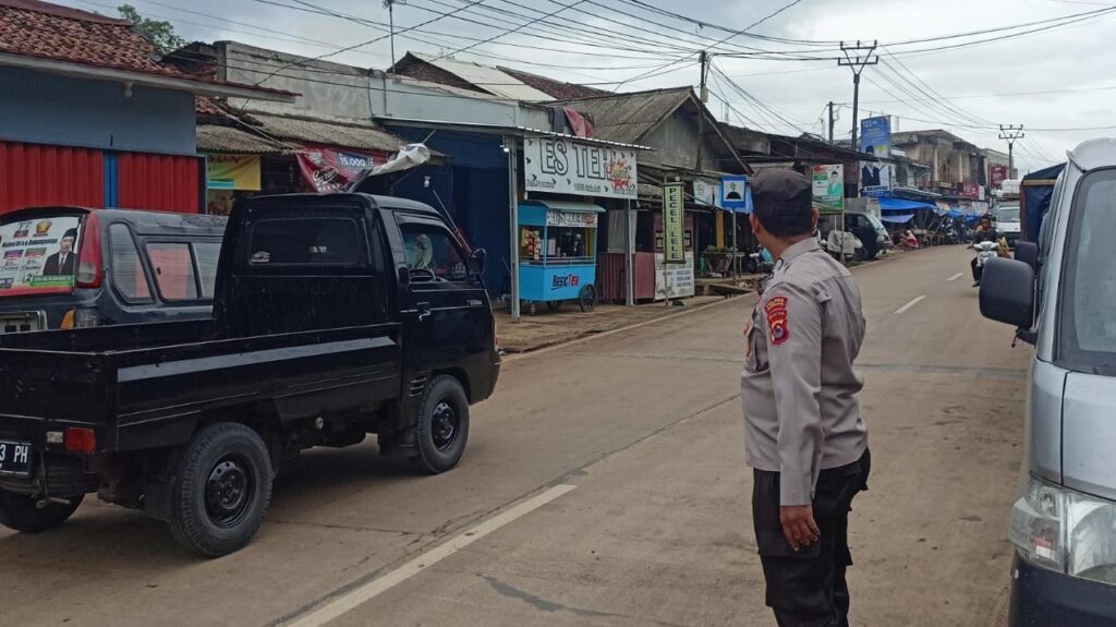 Personil Polsek Bojong Polres Pandeglang Tampil di Pagi Hari untuk Mengatur Lalu Lintas Akhir Pekan 8 WhatsApp Image 2024 06 16 at 08.23.13