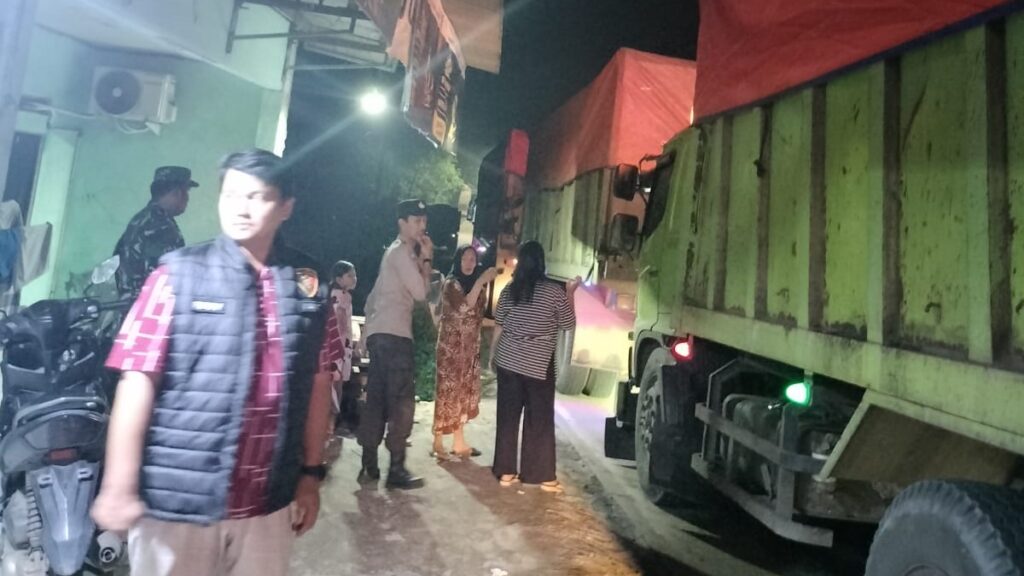 Polsek Bojong Polres Pandeglang Gelar Patroli Malam Dialogis dan Tertibkan Kendaraan Besar yang Parkir di Bahu Jalan 9 WhatsApp Image 2024 06 16 at 08.24.05