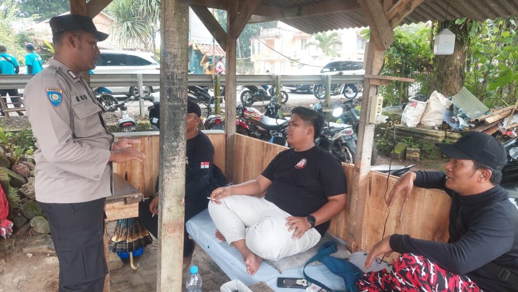 Bripka Eko dari Polsek Carita Berikan Himbauan Keamanan kepada Petugas Parkir di Pantai 10 WhatsApp Image 2024 06 16 at 17.40.28