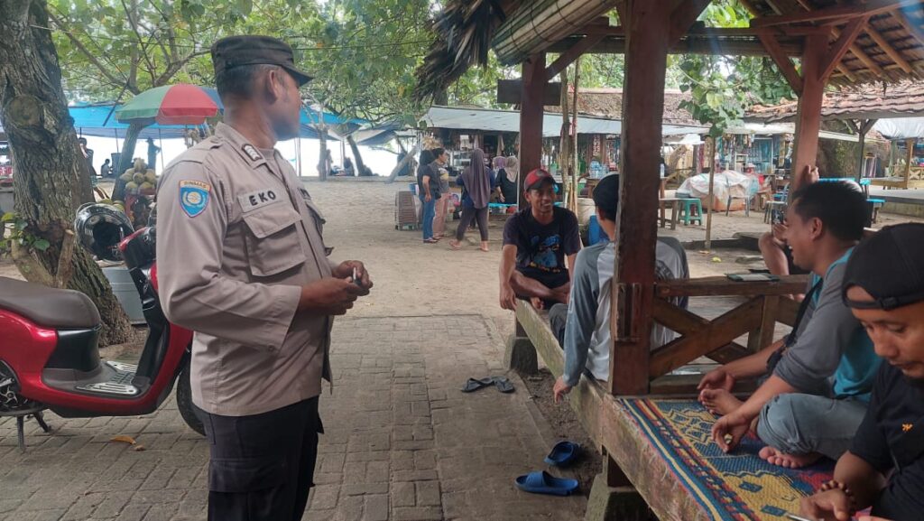 Polsek Carita Berikan Himbauan kepada Pengunjung Wisata di Carita 9 WhatsApp Image 2024 06 16 at 17.44.25