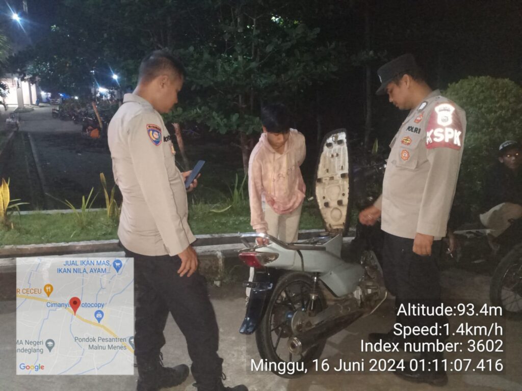 Polsek Menes Gelar Patroli Malam dan Periksa Pemuda Nongkrong Larut Malam di Alun-alun Menes 8 WhatsApp Image 2024 06 16 at 19.05.16